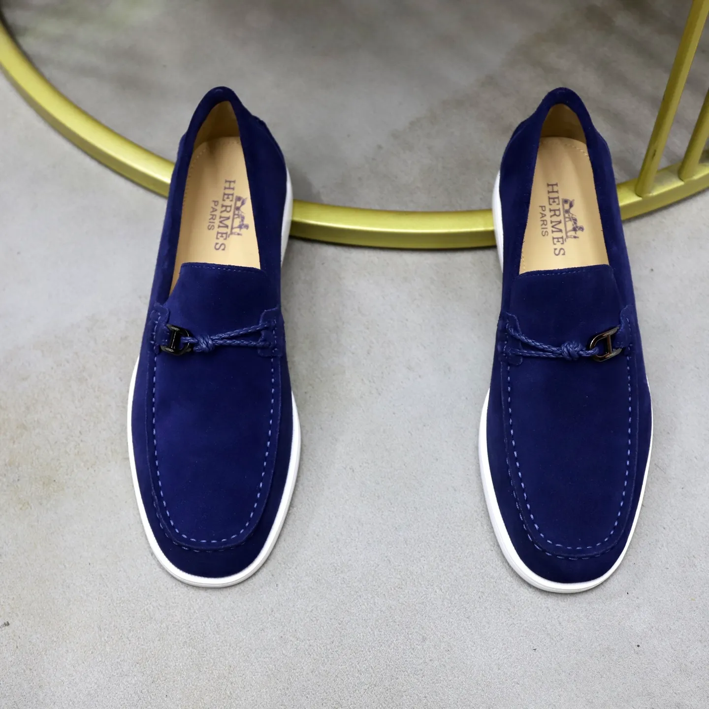 Ex-factory price: 540💰Hermès/Hermès slip-on men's shoes. This shoe is made of imported cow suede leather, with simple and smooth lines, and a 3CM rubber foam ultra-light sole combined with aerodynamic design! Youthful and fashionable, H button decoration, contrasting leather embellishment on the heel, calf lining to gently wrap your feet, with embossed logo cowhide feet, leather rock strips, casual and urban style, highlighting youthful vitality, sports and leisure version, super versatile Size number: 38-39-40-41-42-43-44 Standard leather shoe size (45 can be customized but does not support returns)